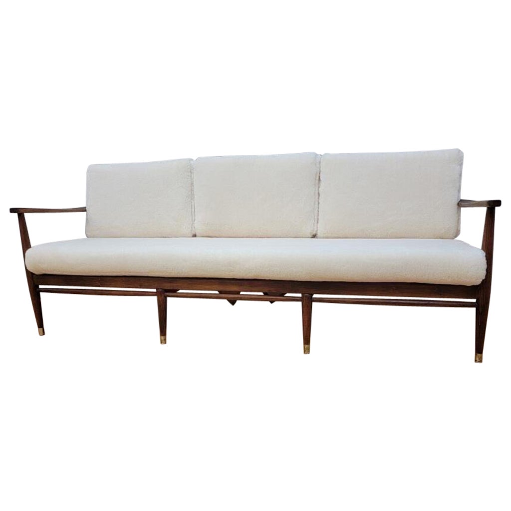 Modernes dnisches Sofa mit Nussbaumholzrahmen von Ib Kofod-Larsen aus der Mitte des Jahrhunderts, neu gepolstert