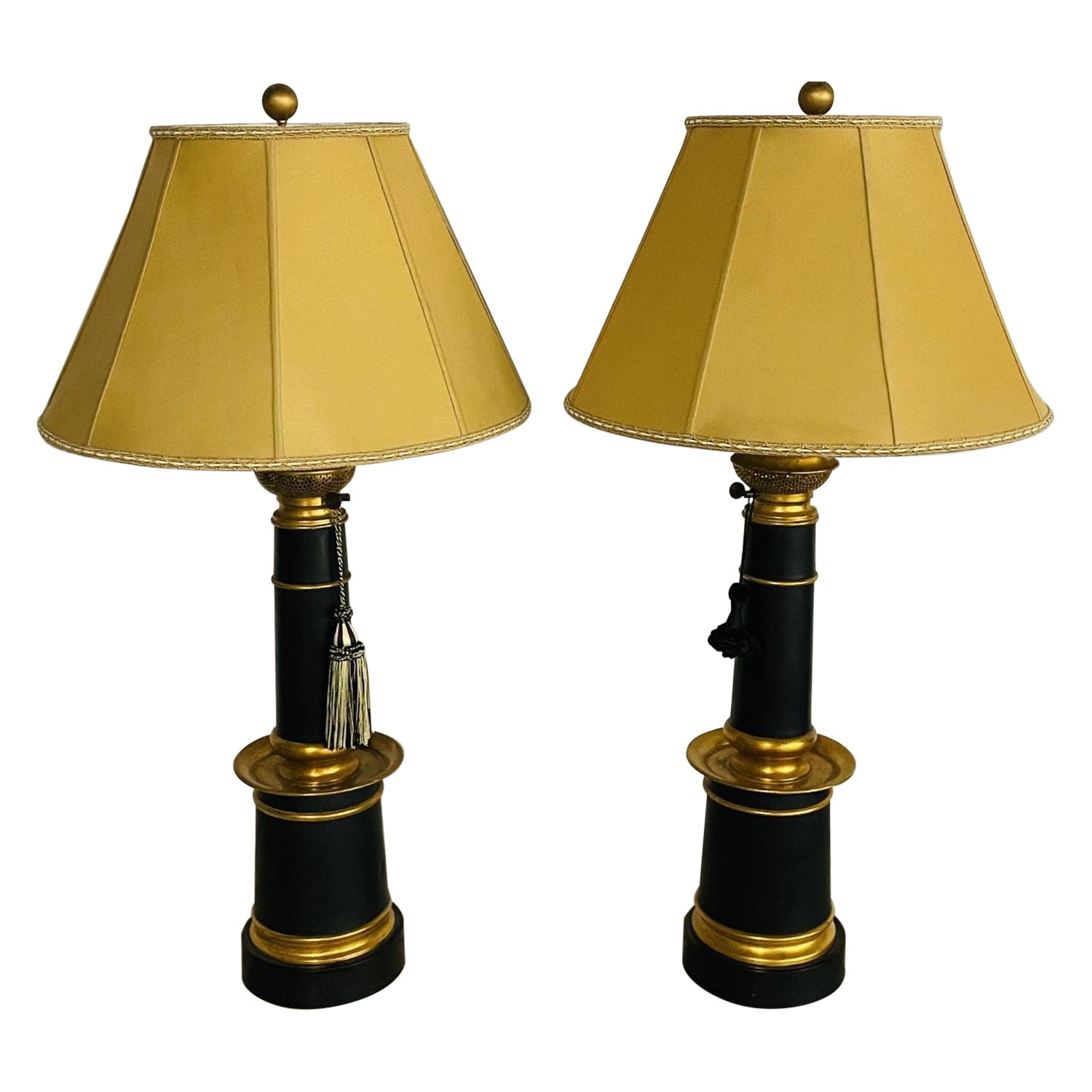 Pareja de Lámparas de Mesa Estilo Hollywood Regency con Pantallas Personalizadas, Ébano y Dorado