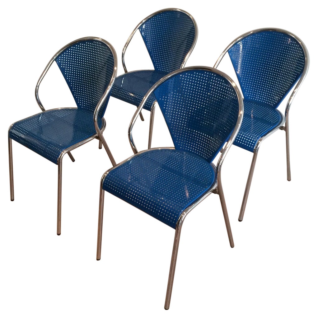 Satz von 4 verchromten und blau lackierten, perforierten Metallstühlen