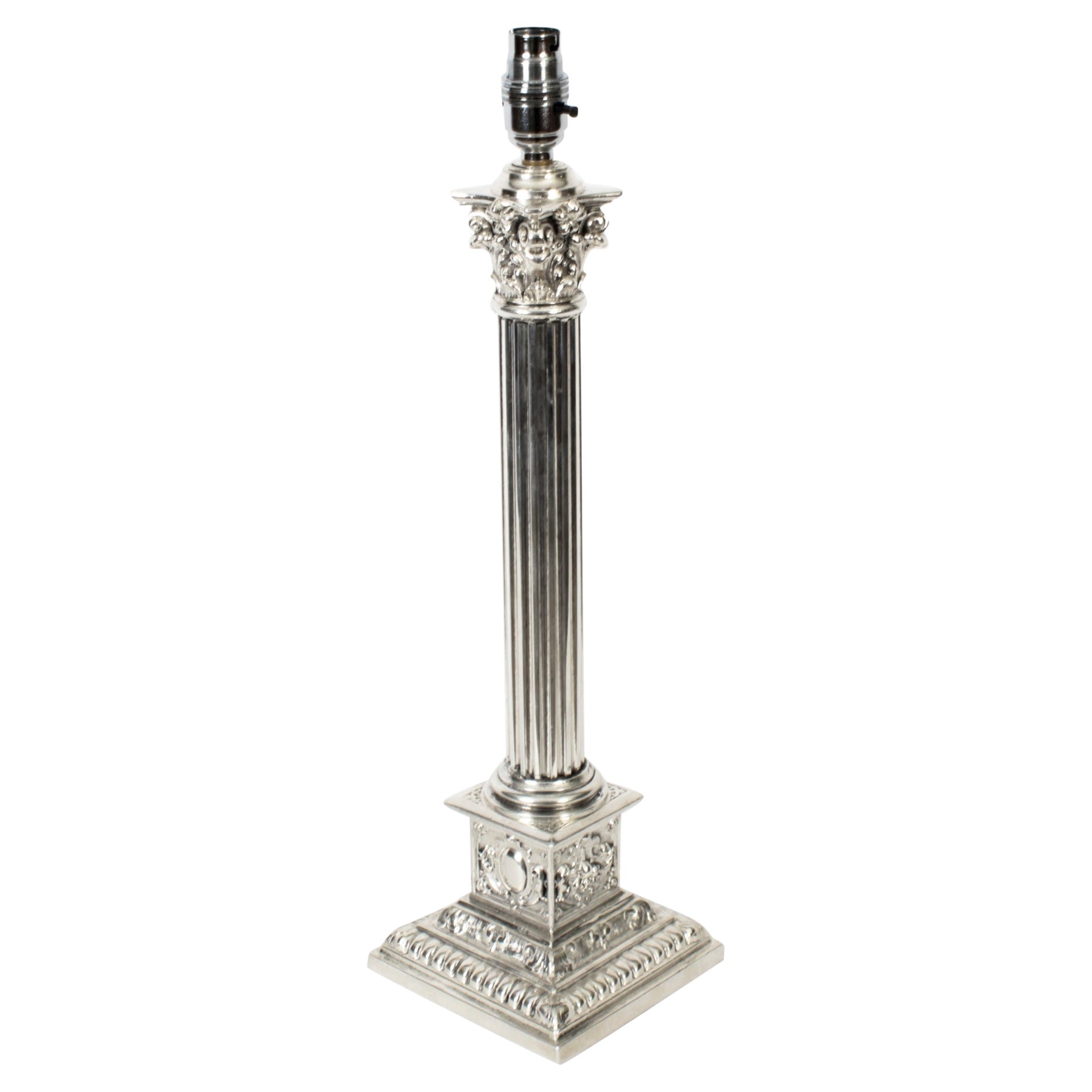 Ancienne lampe de bureau victorienne à colonne corinthienne en métal argenté, fin du 19ème siècle en vente