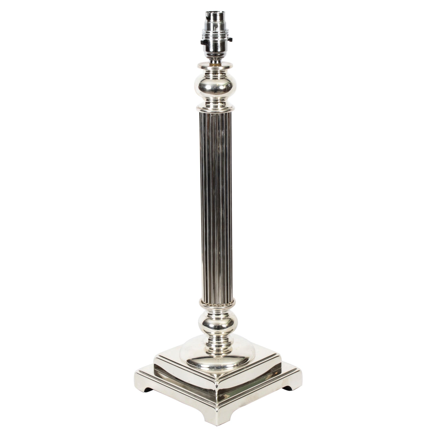 Ancienne lampe de table victorienne à colonne dorique en métal argenté 19ème siècle en vente