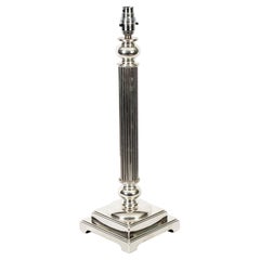 Ancienne lampe de table victorienne à colonne dorique en métal argenté 19ème siècle
