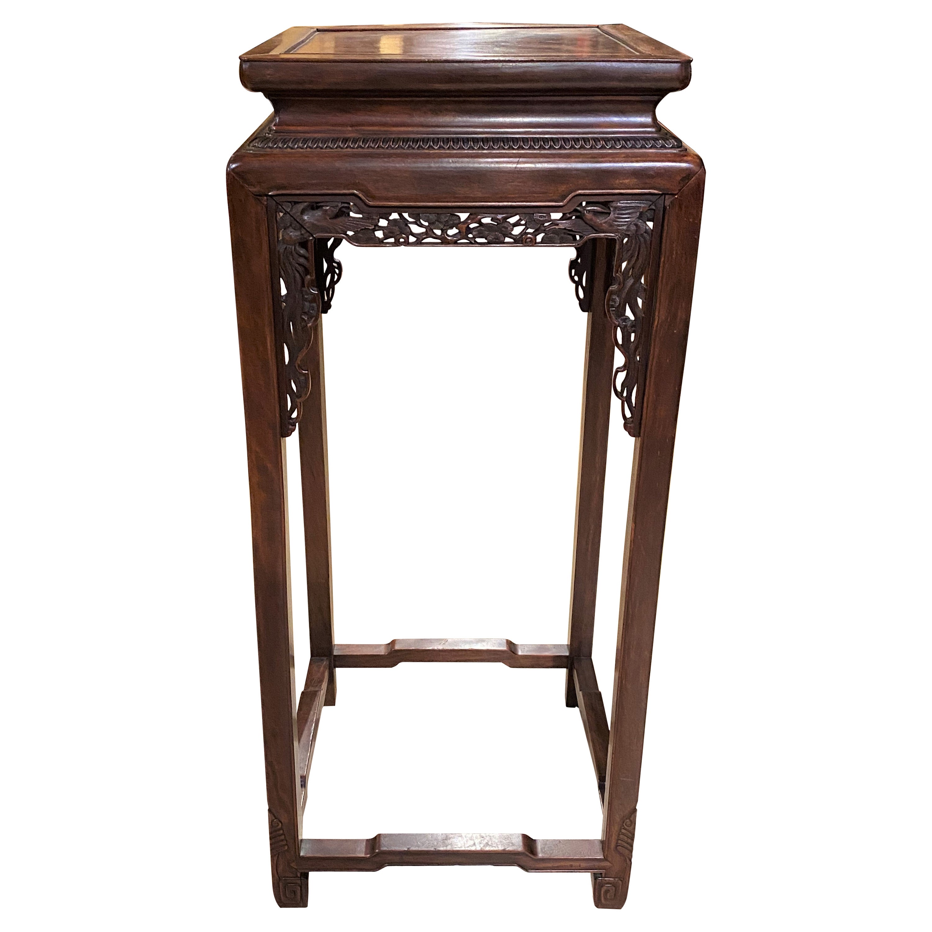 Mesa auxiliar china alta de madera dura de principios del siglo XX con decoración de pájaros tallados