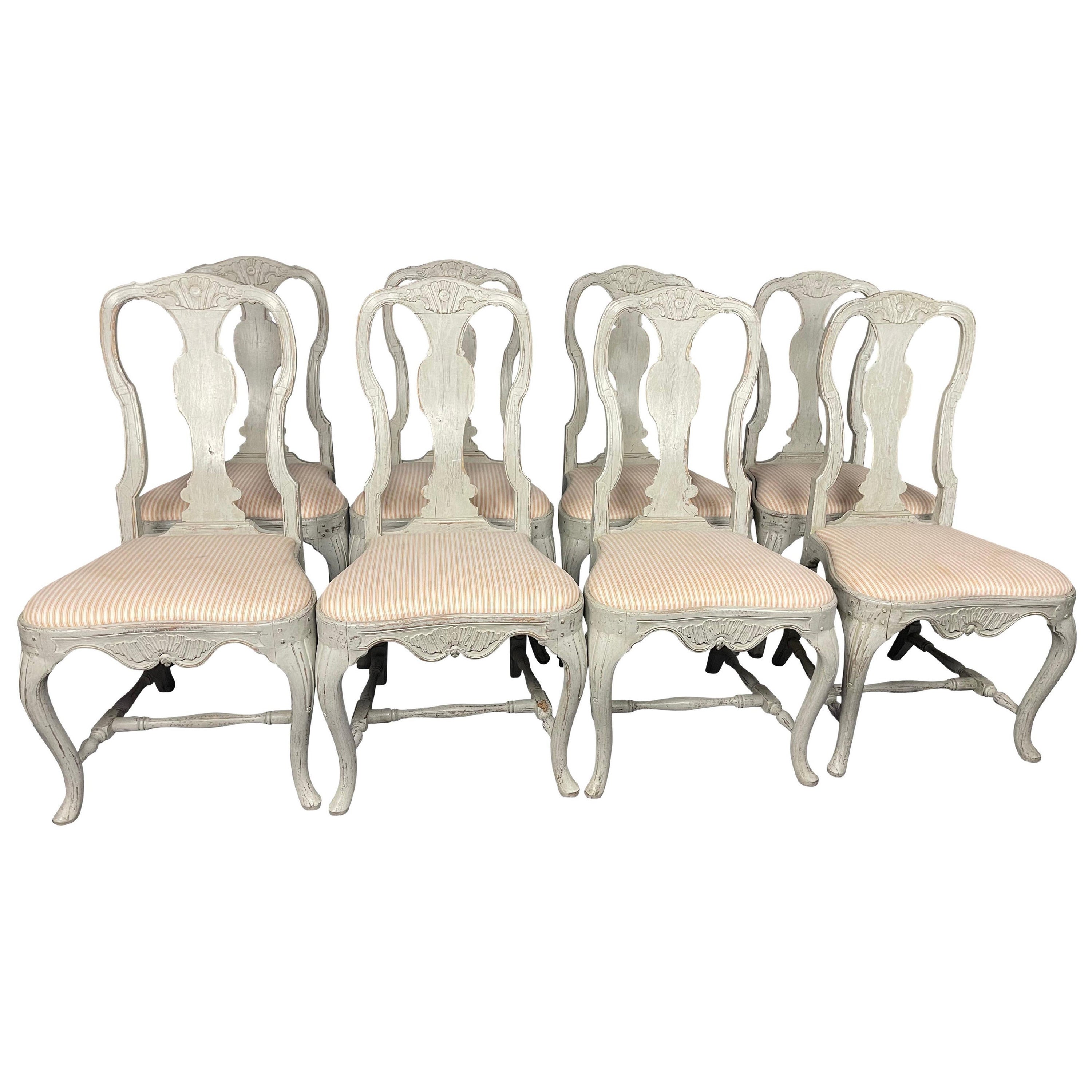 Chaises de salle à manger rococo suédoises anciennes lavées à la chaux de style Queen Anne, lot de 8 en vente