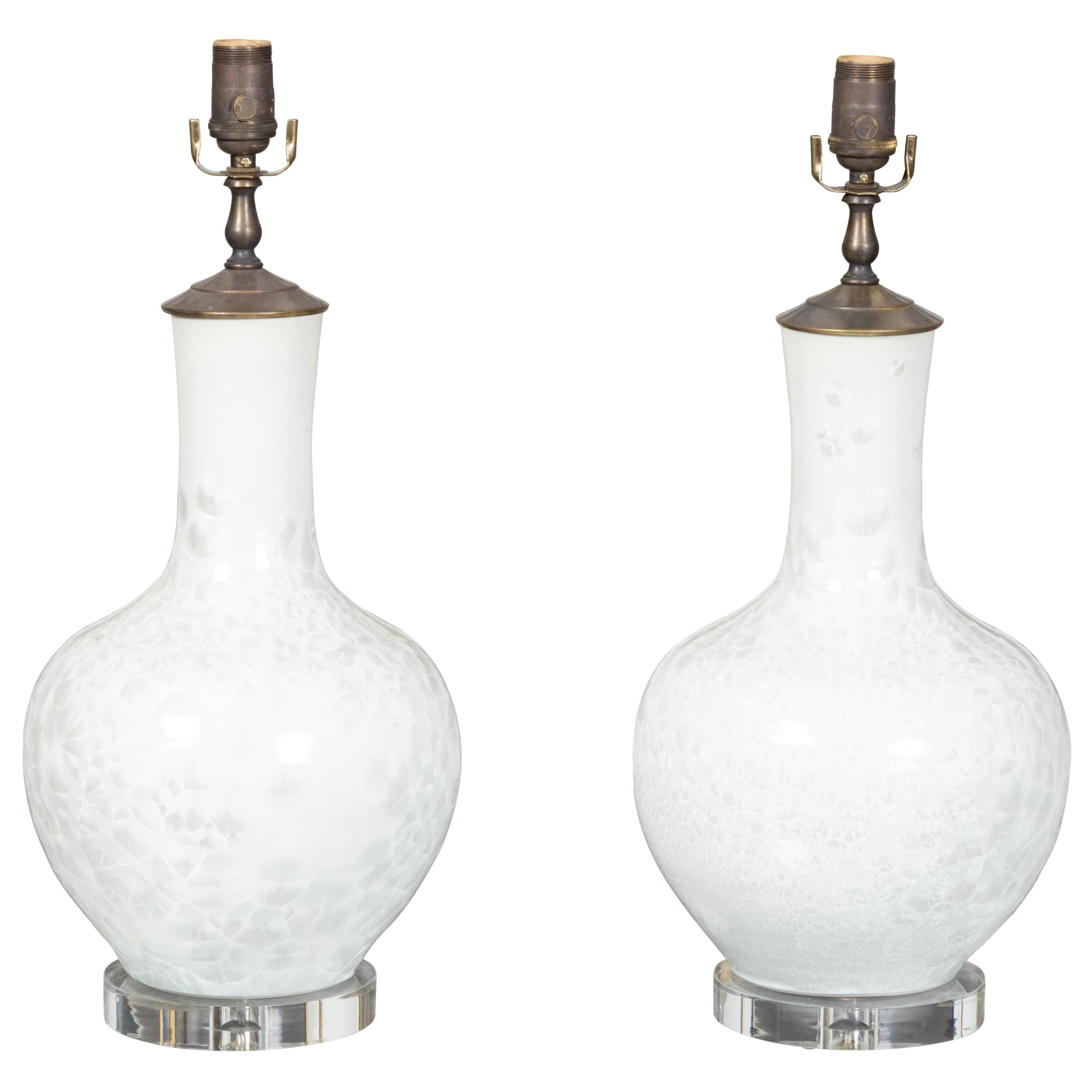 Paire de lampes de bureau asiatiques en porcelaine blanche sur socle en lucite personnalisé