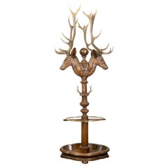 Rack à cerfs surdimensionné en chêne sculpté du 19e siècle de Black Forest avec bois de cerf