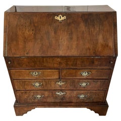 Bureau ancien en noyer figuré de qualité George I