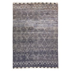 Tapis en laine grise de style marocain moderne fait à la main avec motif tribal