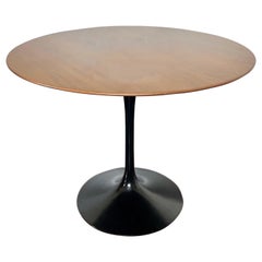 Saarinen Round Tulipdining Table by Knoll in Wood and Black