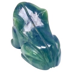 Geschnitzte Jade-Skulptur eines Froschs, in Spinachfarbe, China 20. Jahrhundert