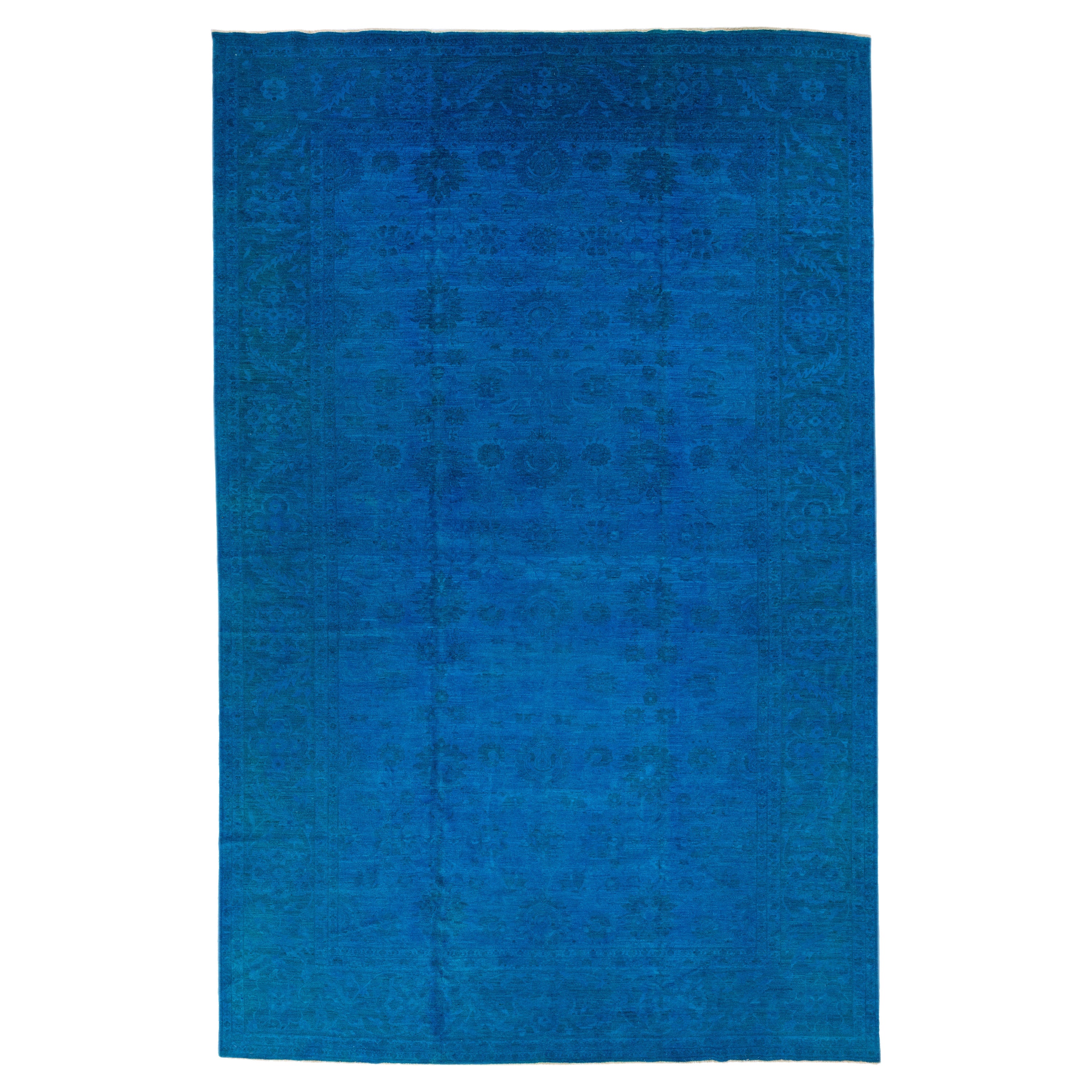 Blauer handgefertigter Overdyed-Wollteppich mit Allover-Motiv in Blau