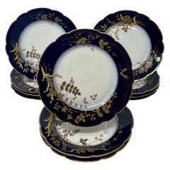 Ensemble de 10 assiettes plates anciennes françaises en porcelaine de Limoges, cobalt et or, vers 1900