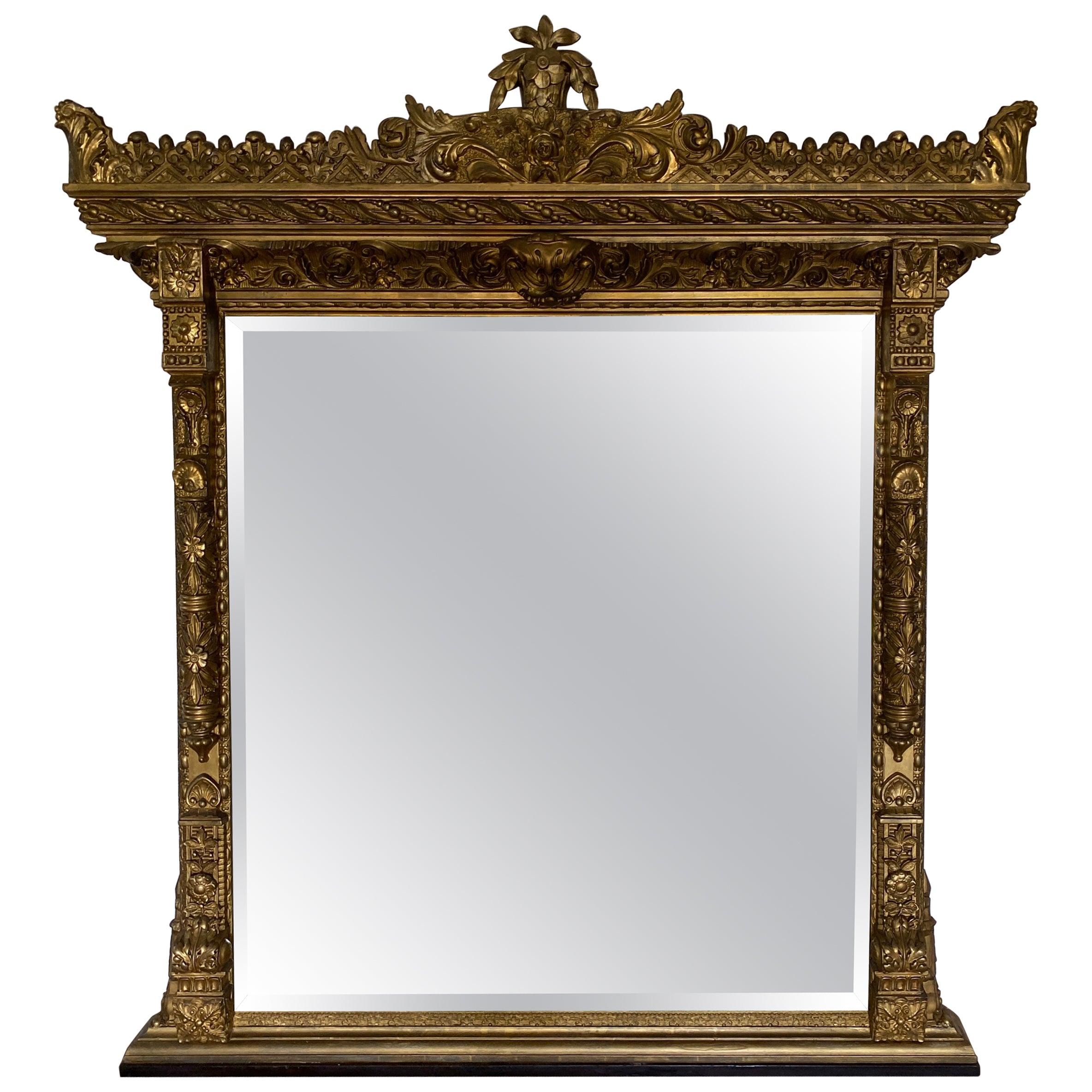 Miroir surmonté d'un manteau de style Renaissance du 19e siècle