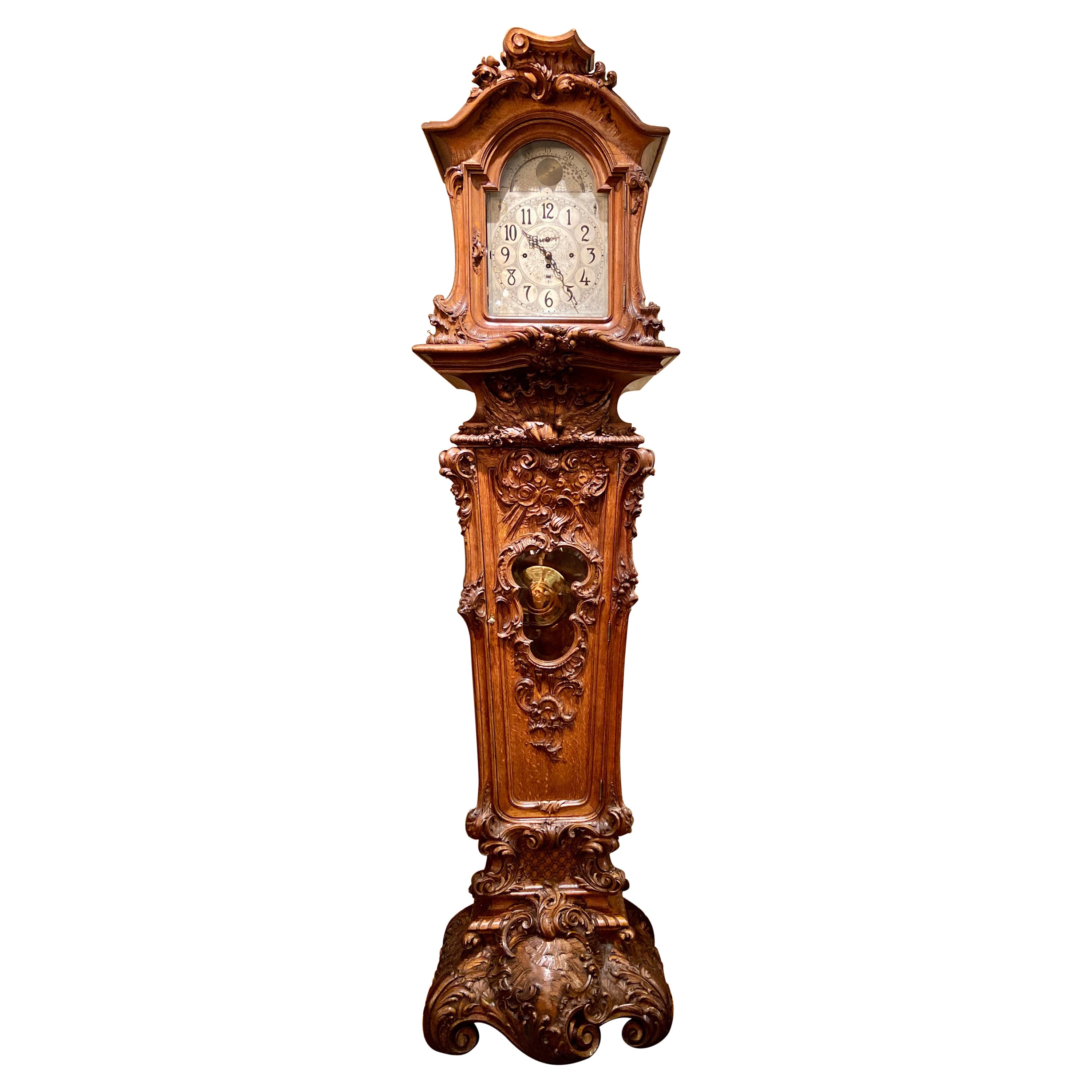 Horloge musicale française d'antiquités en noyer sculpté avec chimères de Cambridge