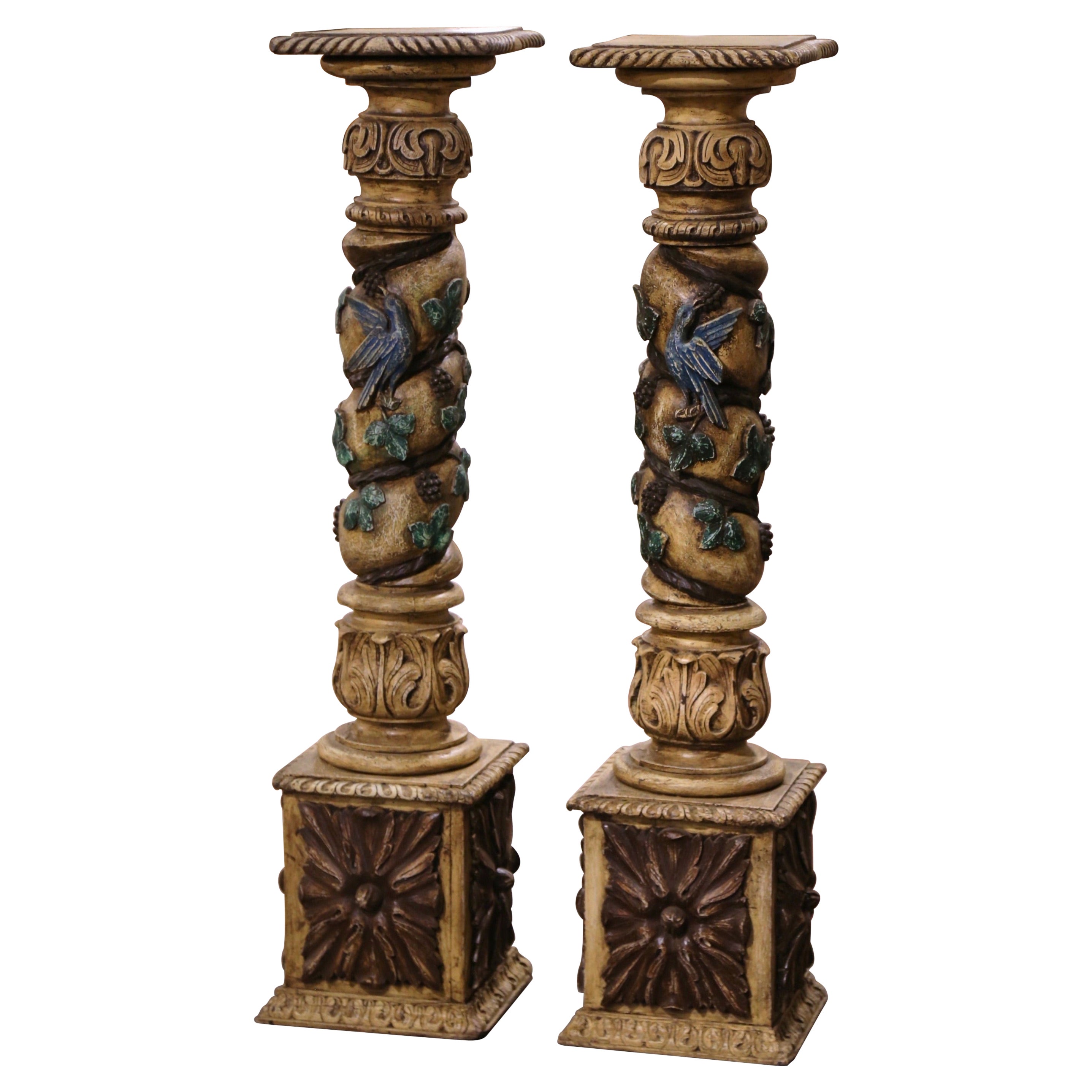 Paar französische geschnitzte polychrome Säulen des 18. Jahrhunderts mit Weinreben, Trauben und Blättern