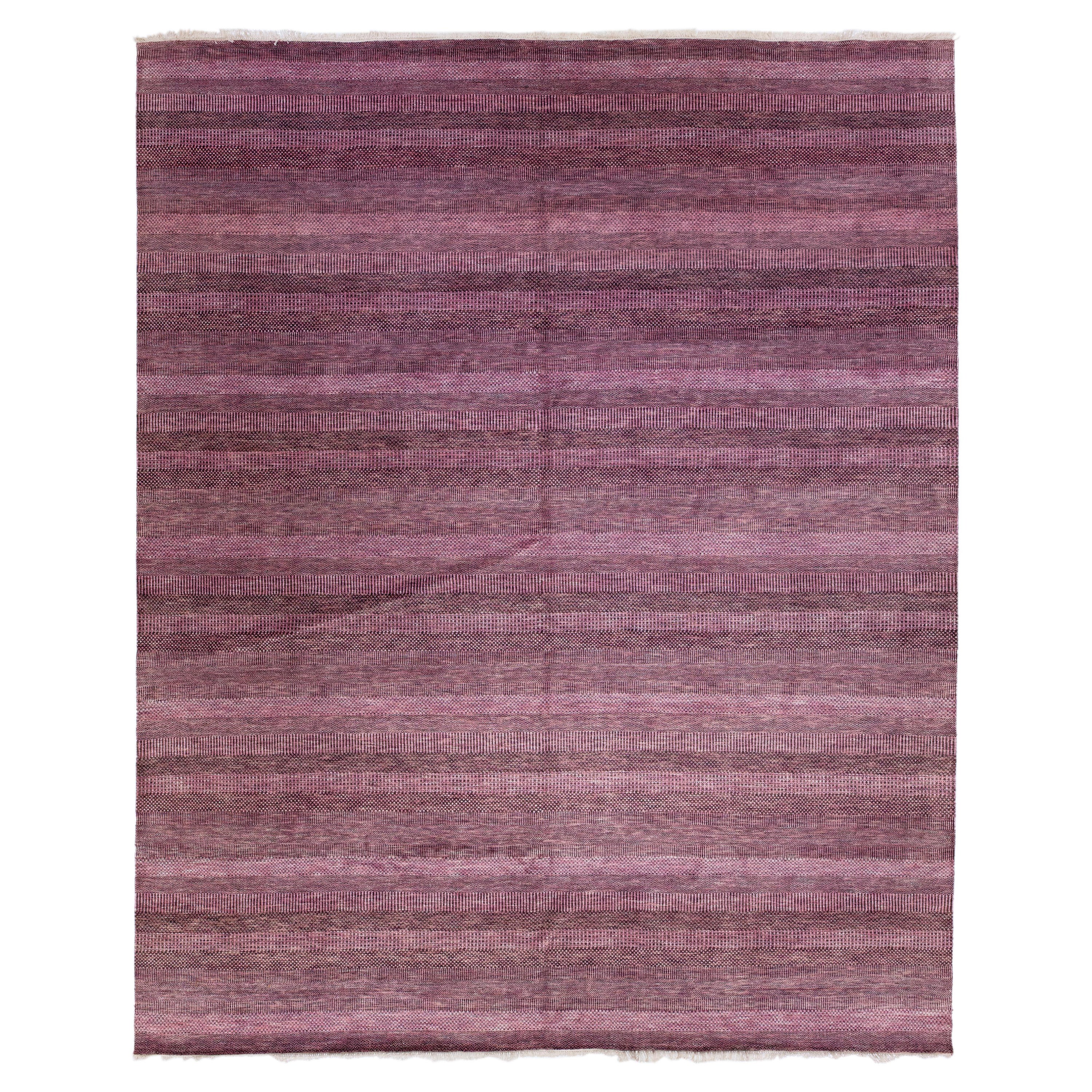 Moderner handgefertigter lila Savannah-Wollteppich mit geometrischem Design