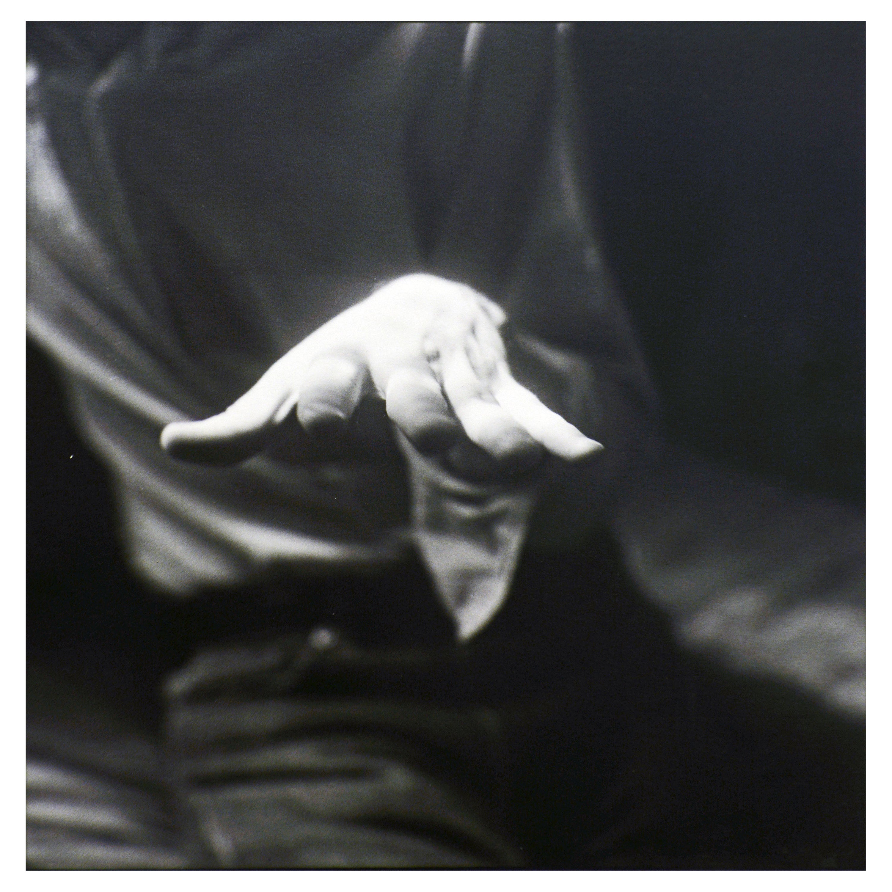 Schwarz-Weiß-Kunstfotografie einer Hand, signiert, nummeriert und unleserlich betitelt