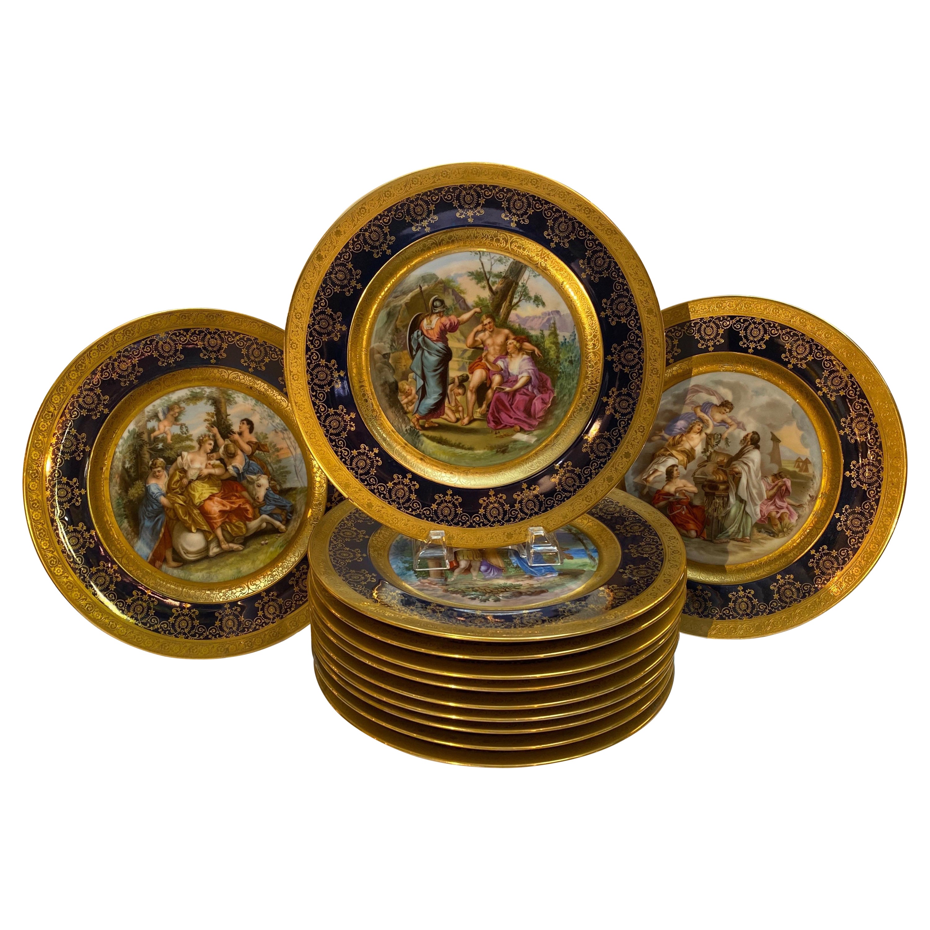 Ensemble de 12 assiettes à scène allégorique en porcelaine