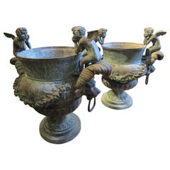 Großes Paar französischer Bronze-Gartenurnen mit Cherub und Löwenkopf, Paar