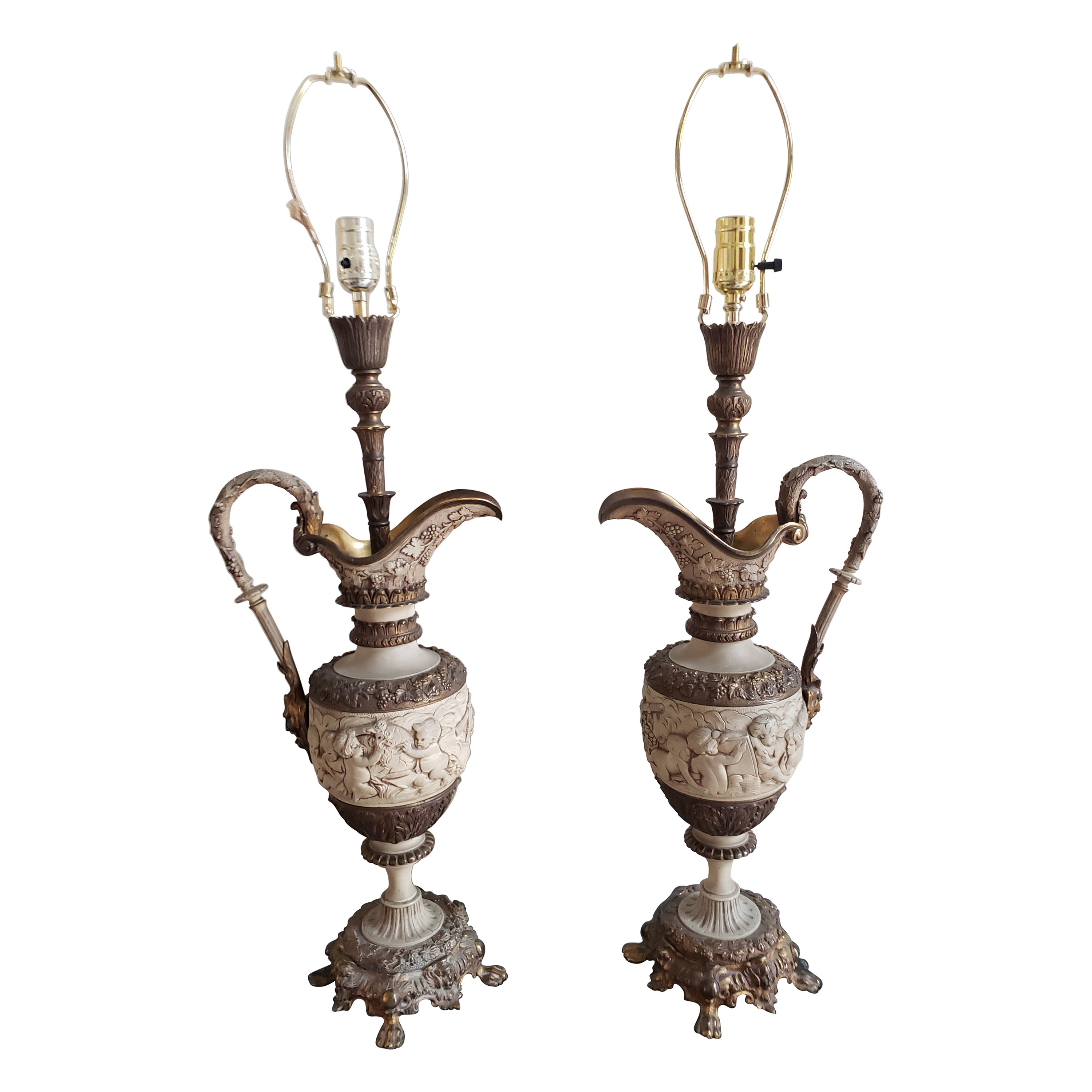 Paire de lampes de table anciennes à aiguière partielles en bronze doré en vente