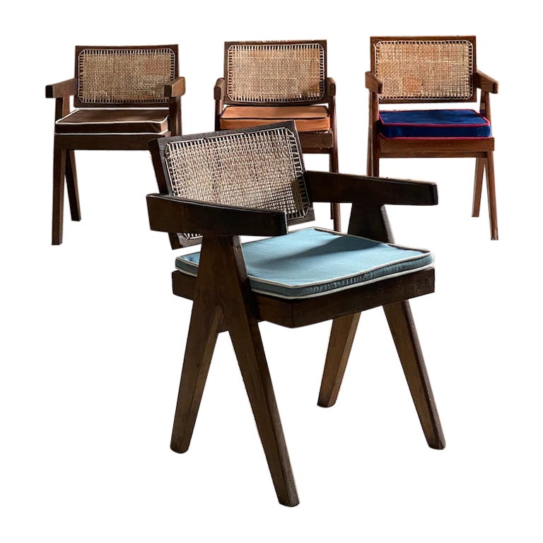 Ensemble de quatre chaises de bureau à dossier flottant Pierre Jeanneret, datant d'environ 1955 en vente