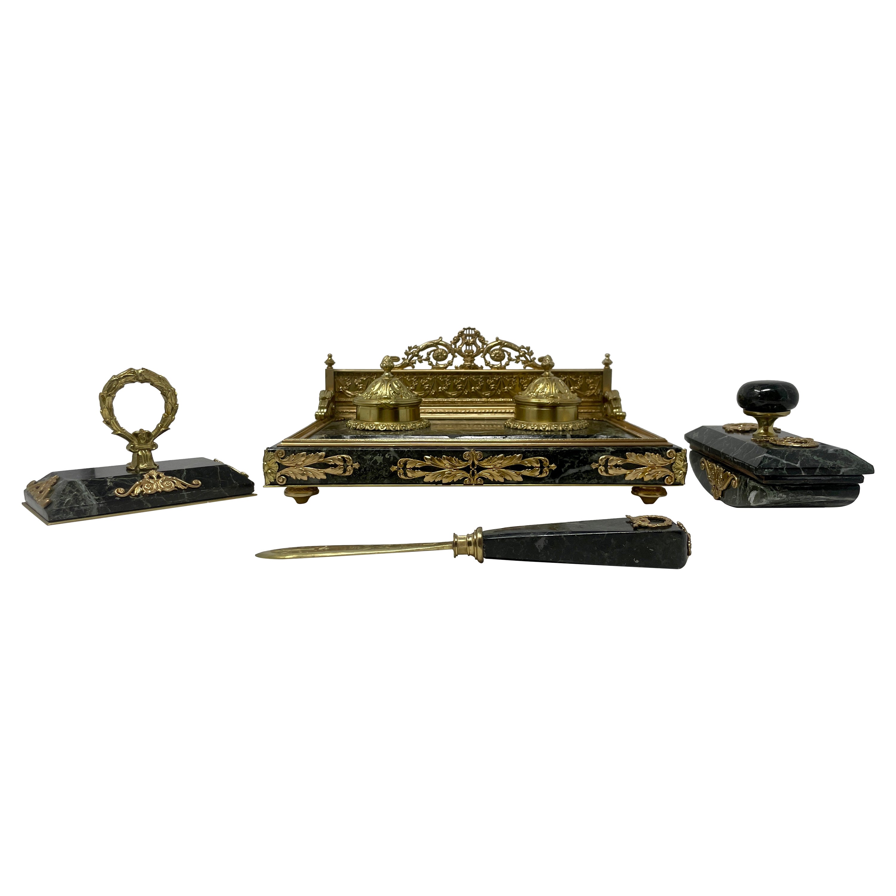 Antikes französisches 4teiliges Tintenfass-Schreibtisch-Set aus grünem Marmor und Goldbronze, um 1875-85 im Angebot