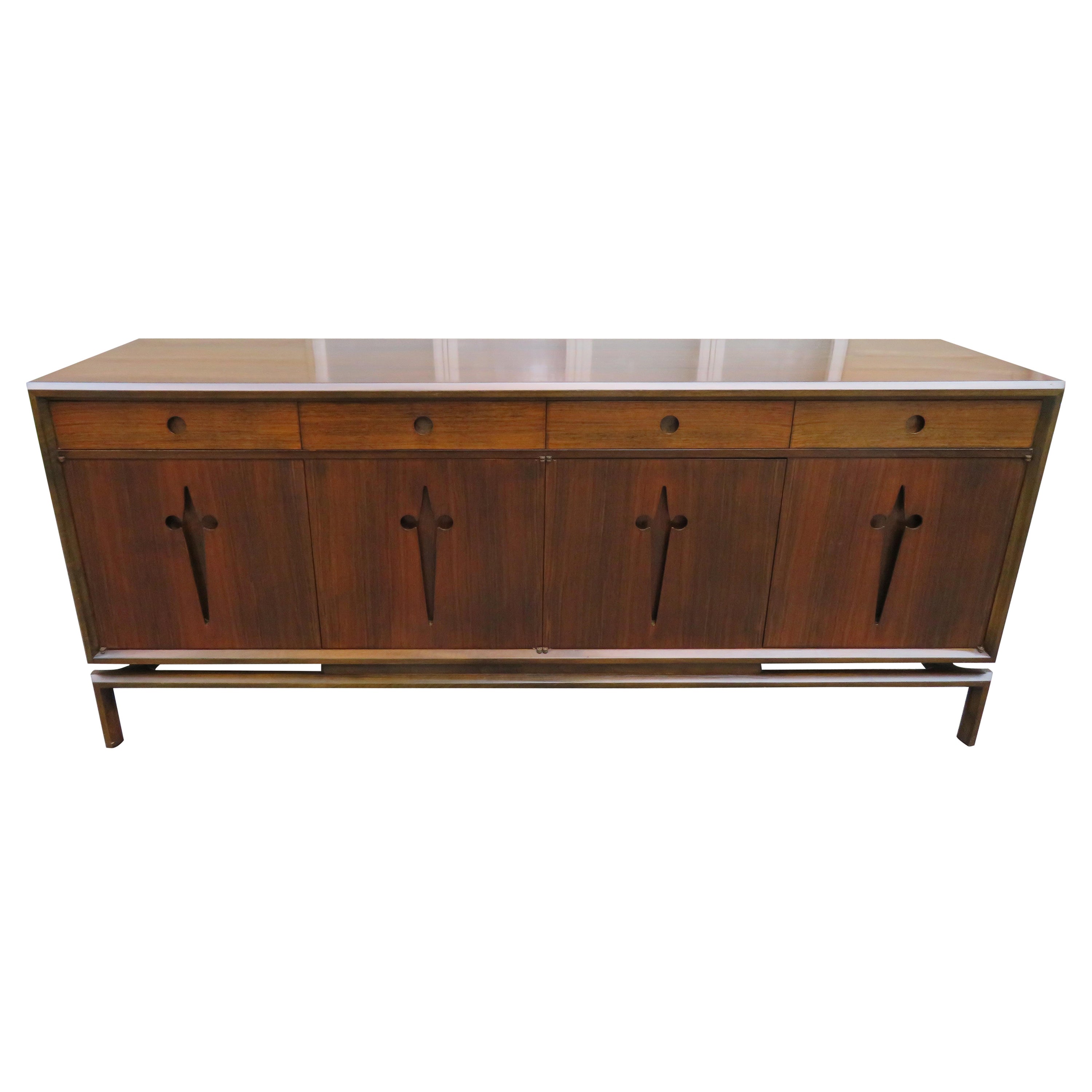 Impresionante Credenza sueca Edmond J. Spence Crucifijo de nogal Moderna de mediados de siglo