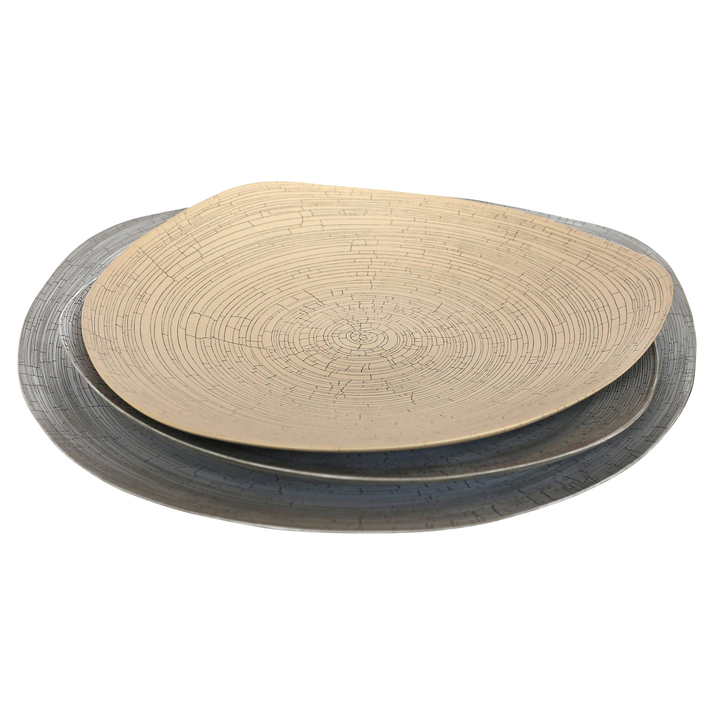 Rina Menardi Handgefertigte dreieckige Keramikteller mit Craquelé-Platten im Angebot