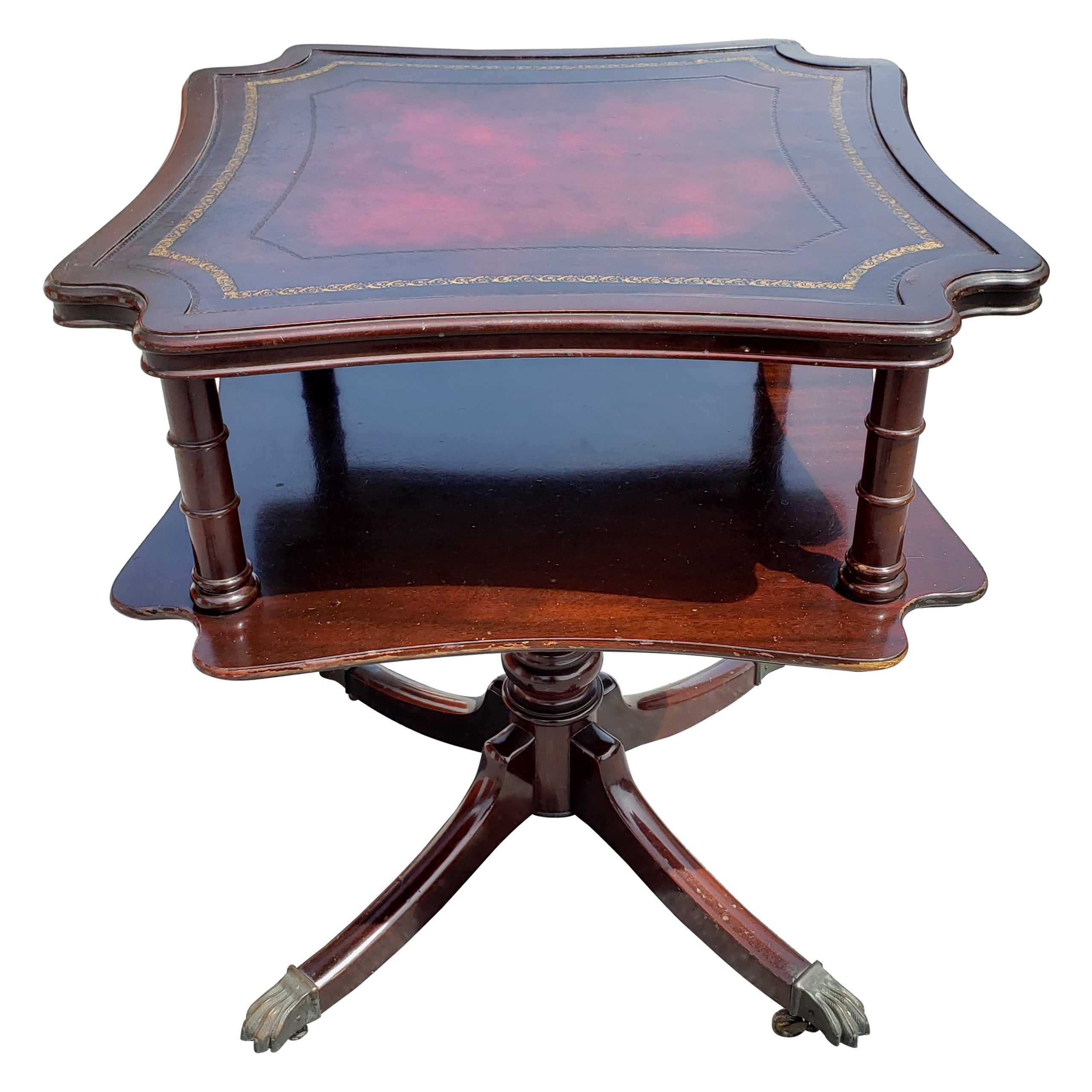 Table à thé de style Régence française à deux niveaux en acajou avec plateau en cuir rouge
