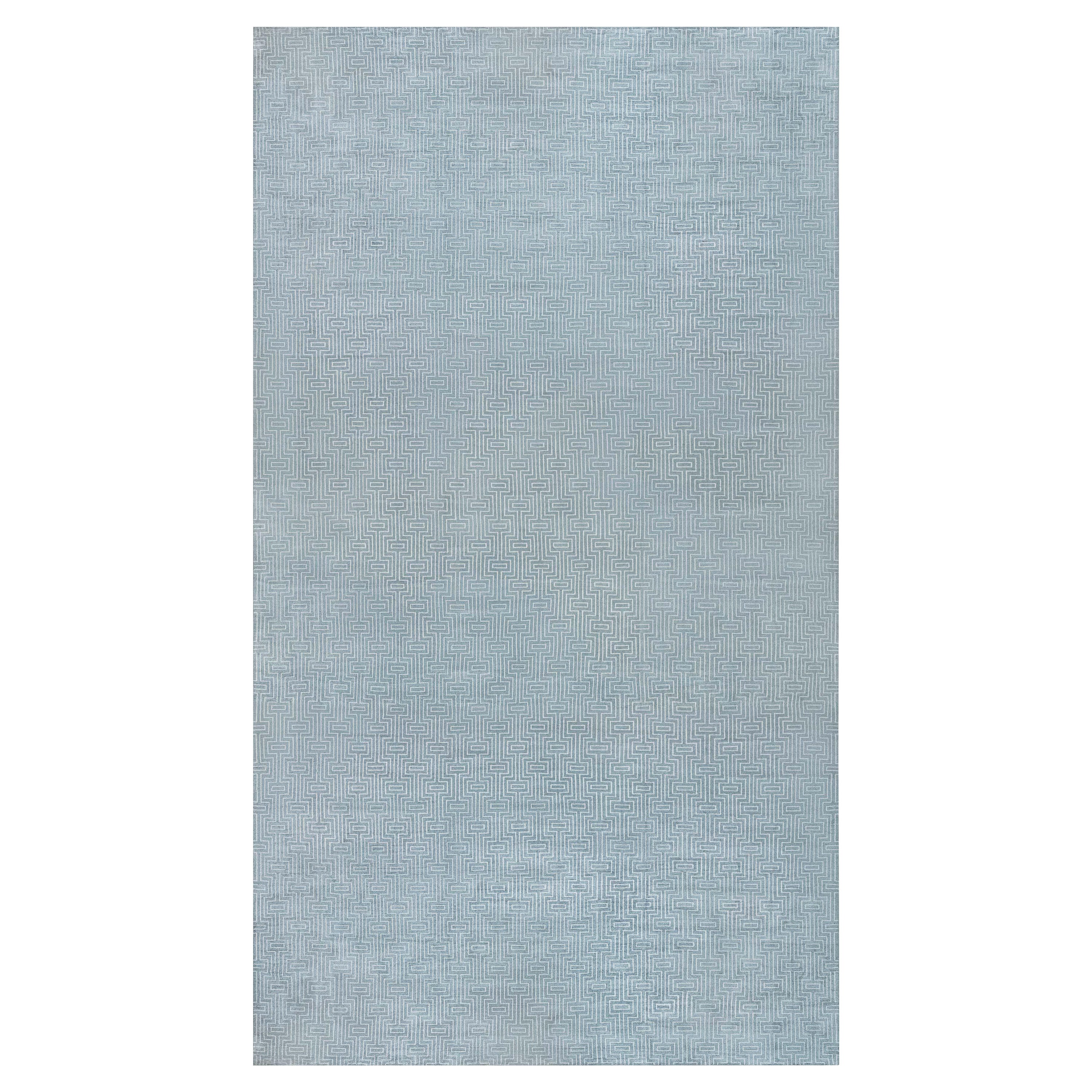 Zeitgenössischer geometrischer blau-weißer Bambus-Seidenteppich von Doris Leslie Blau