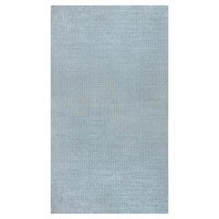 Zeitgenössischer geometrischer blau-weißer Bambus-Seidenteppich von Doris Leslie Blau
