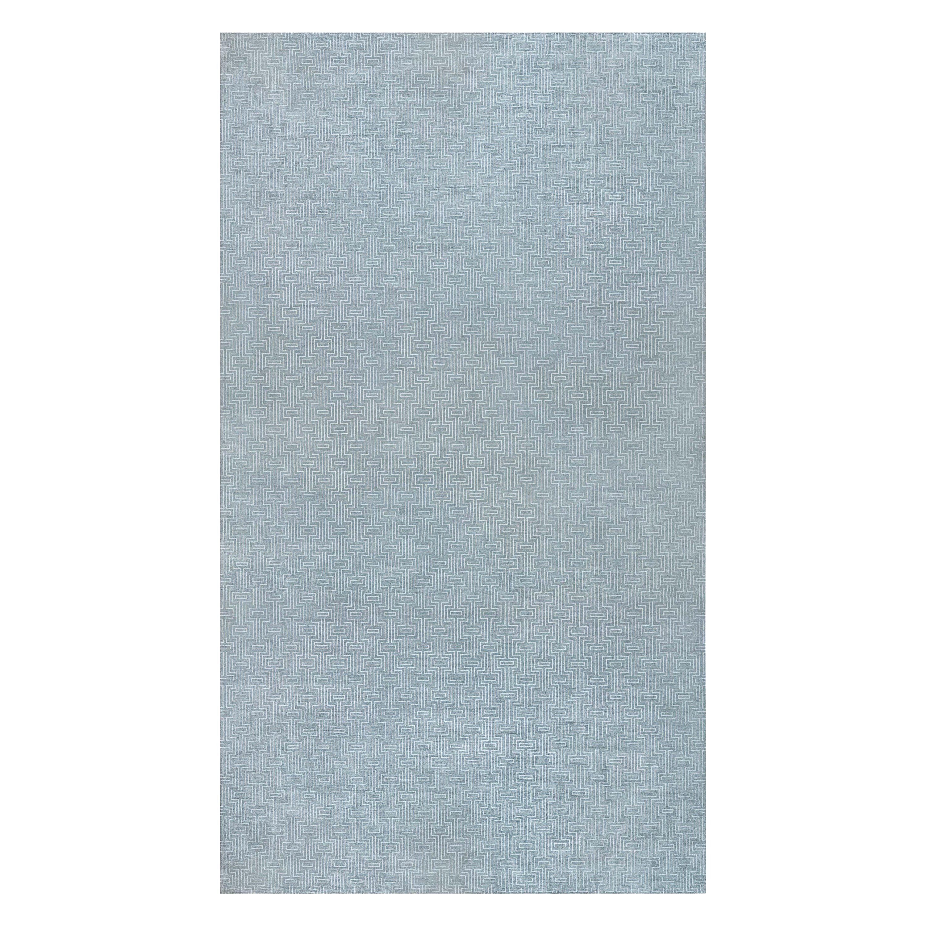 Alfombra geométrica contemporánea de seda de bambú azul y blanca de Doris Leslie Blau