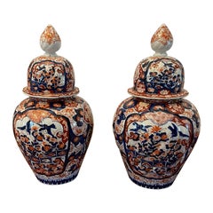 Paire de vases japonais anciens à couvercle Imari de qualité supérieure