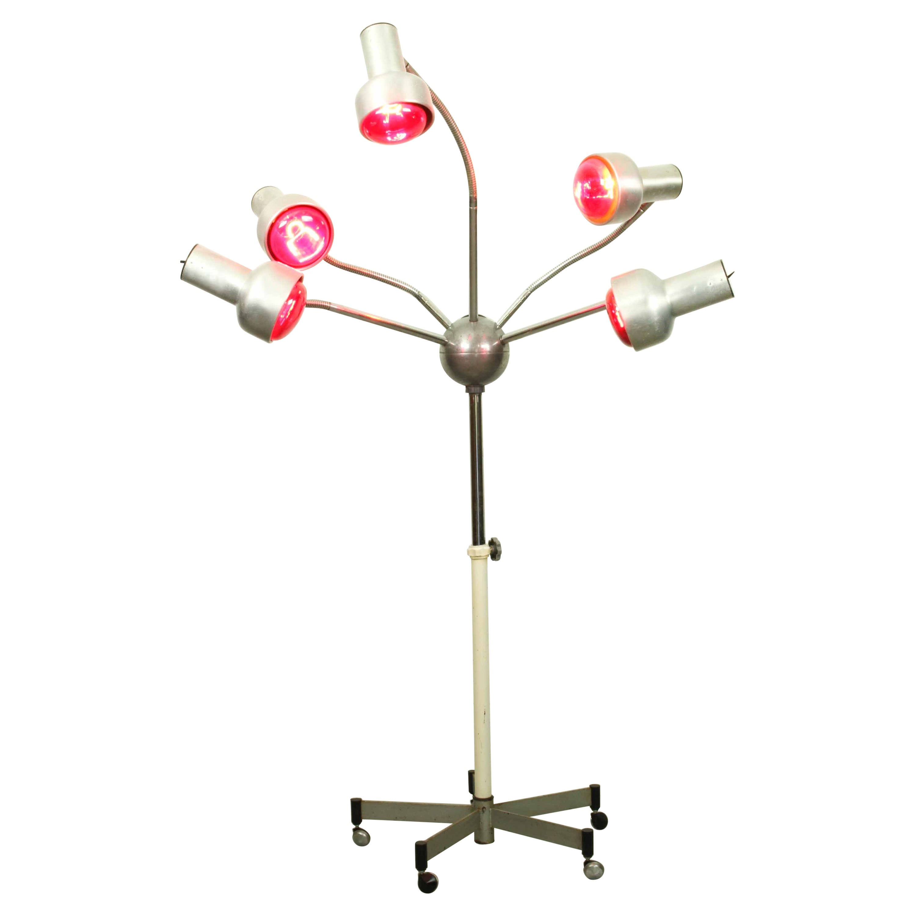 Lampe à cinq bras réglable en chrome mi-siècle moderne, sur socle à roue en vente
