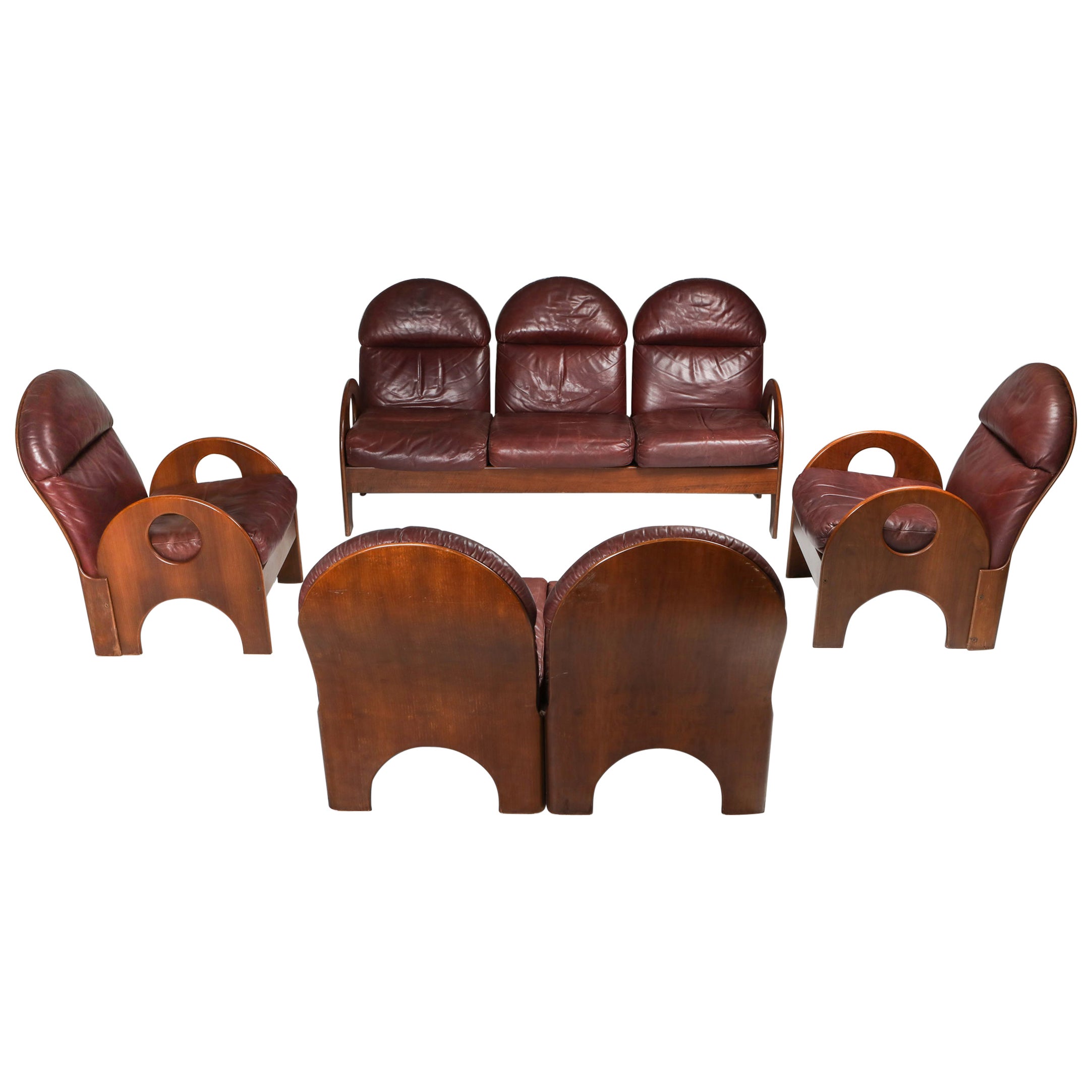 Gae Aulenti „Arcata“-Wohnzimmer-Set aus Nussbaum und burgunderrotem Leder, 1968 im Angebot