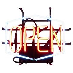 Vieux panneau de vitrail réaliste « Open » pour tubes de gaz au néon