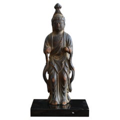 Petit Bouddha japonais ancien en bois sculpté / 1600-1750 /  Bodhisattva