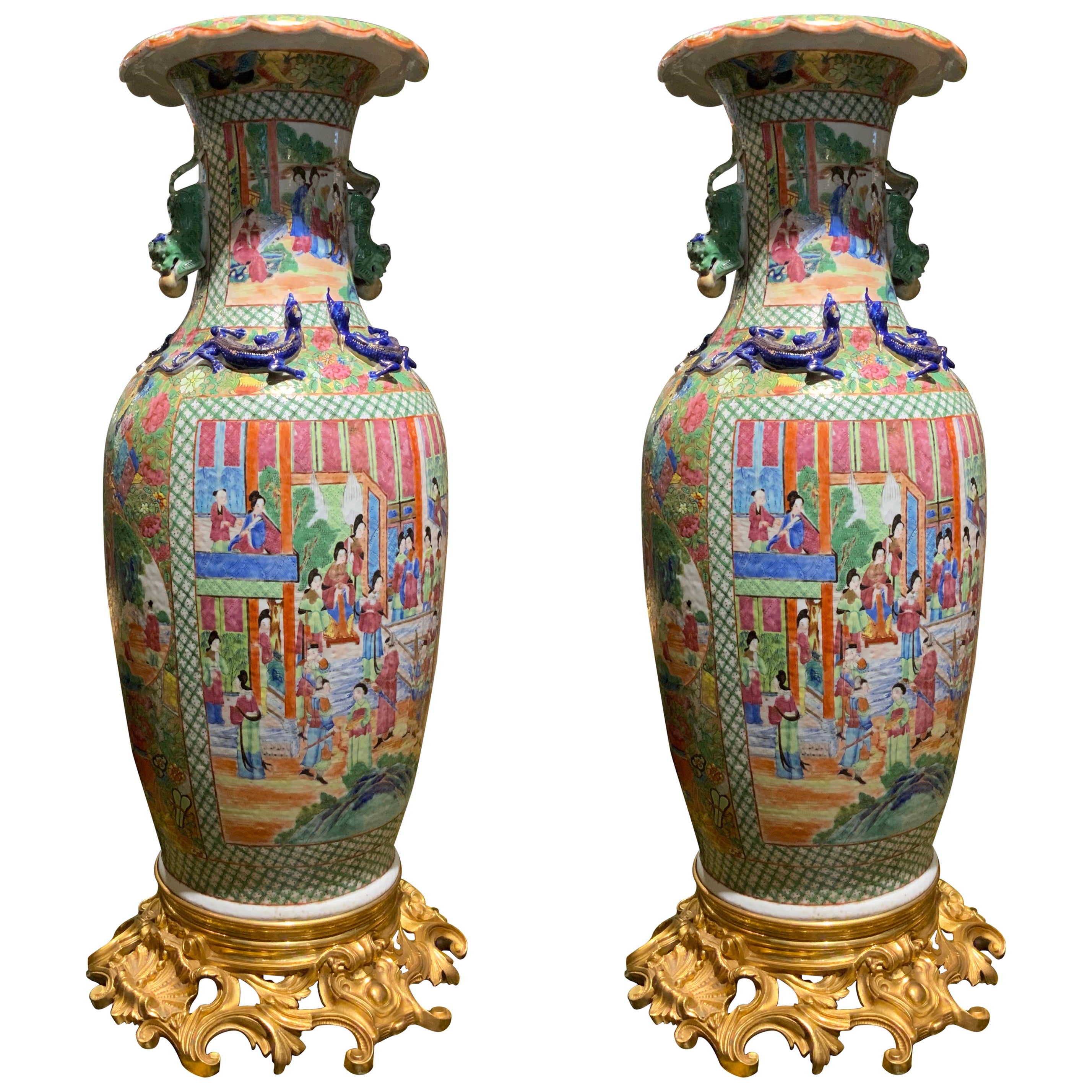 Paire de grands vases asiatiques à médaillons en forme de rose du 19ème siècle