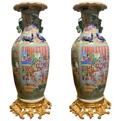 Paar große asiatische Rosenmedaillon-Vasen aus dem 19. Jahrhundert
