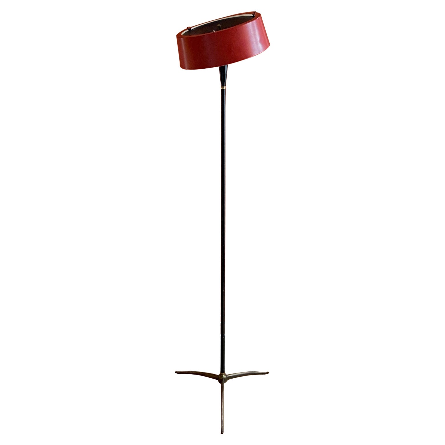 Italienische Stehlampe aus den 1950er Jahren, schwarz und Messing, mit kippbarem rotem Schirm, nach Art von Lumi im Angebot