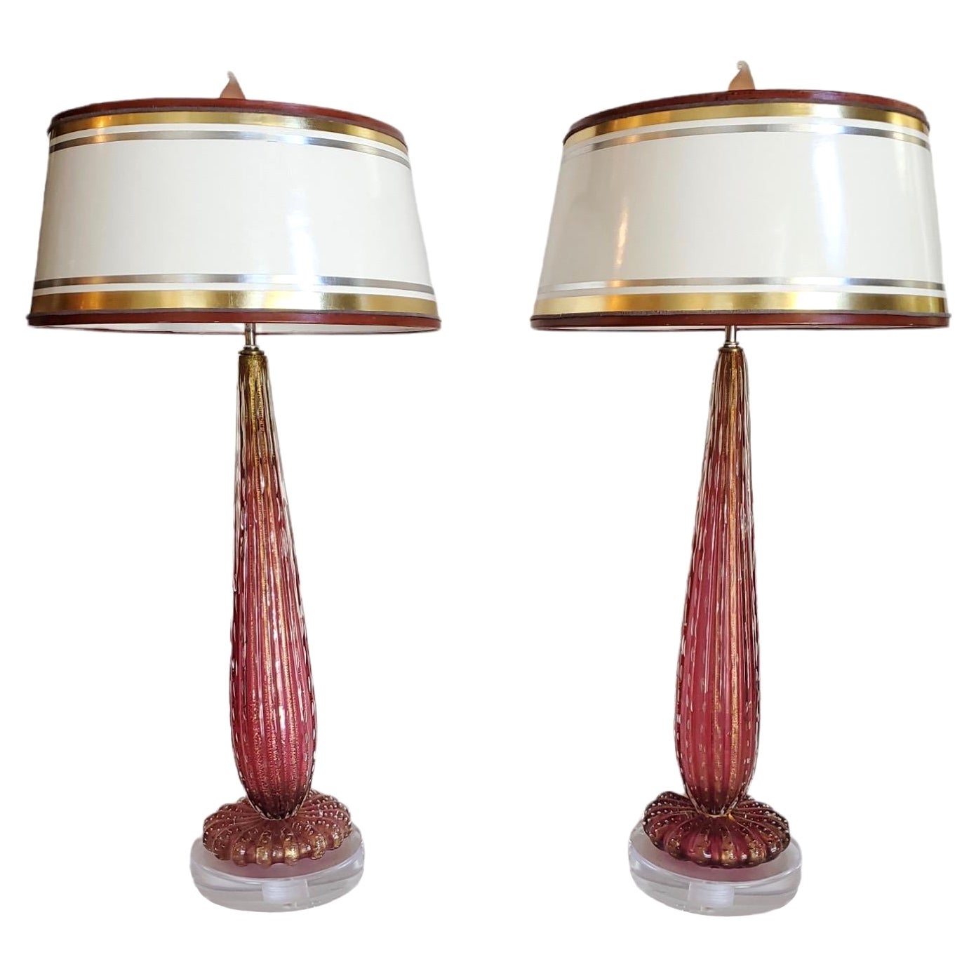 Paire de lampes en canneberge de Murano du milieu du siècle dernier