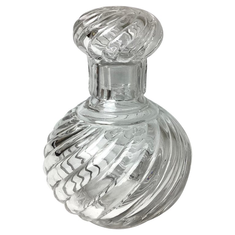 Bouteille de parfum ou flacon de Cologne en cristal tourbillonnant Baccarat  des débuts En vente sur 1stDibs