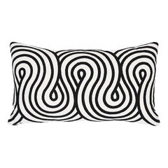 Coussin Schumacher Giraldi brodé en noir 50,8 x 33,02 cm