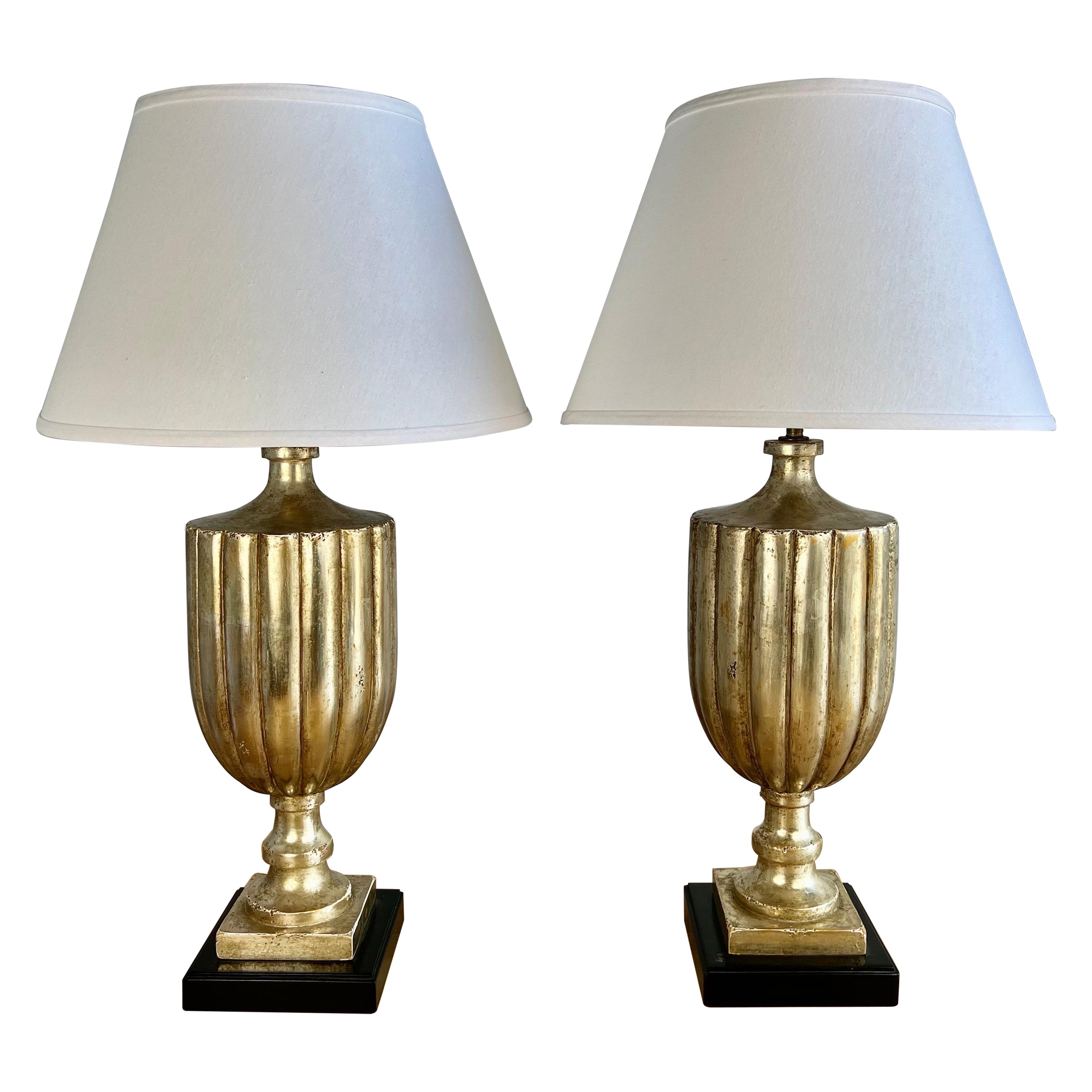 Ein Paar geriffelte Urnenlampen von Borghese mit Leinenschirmen