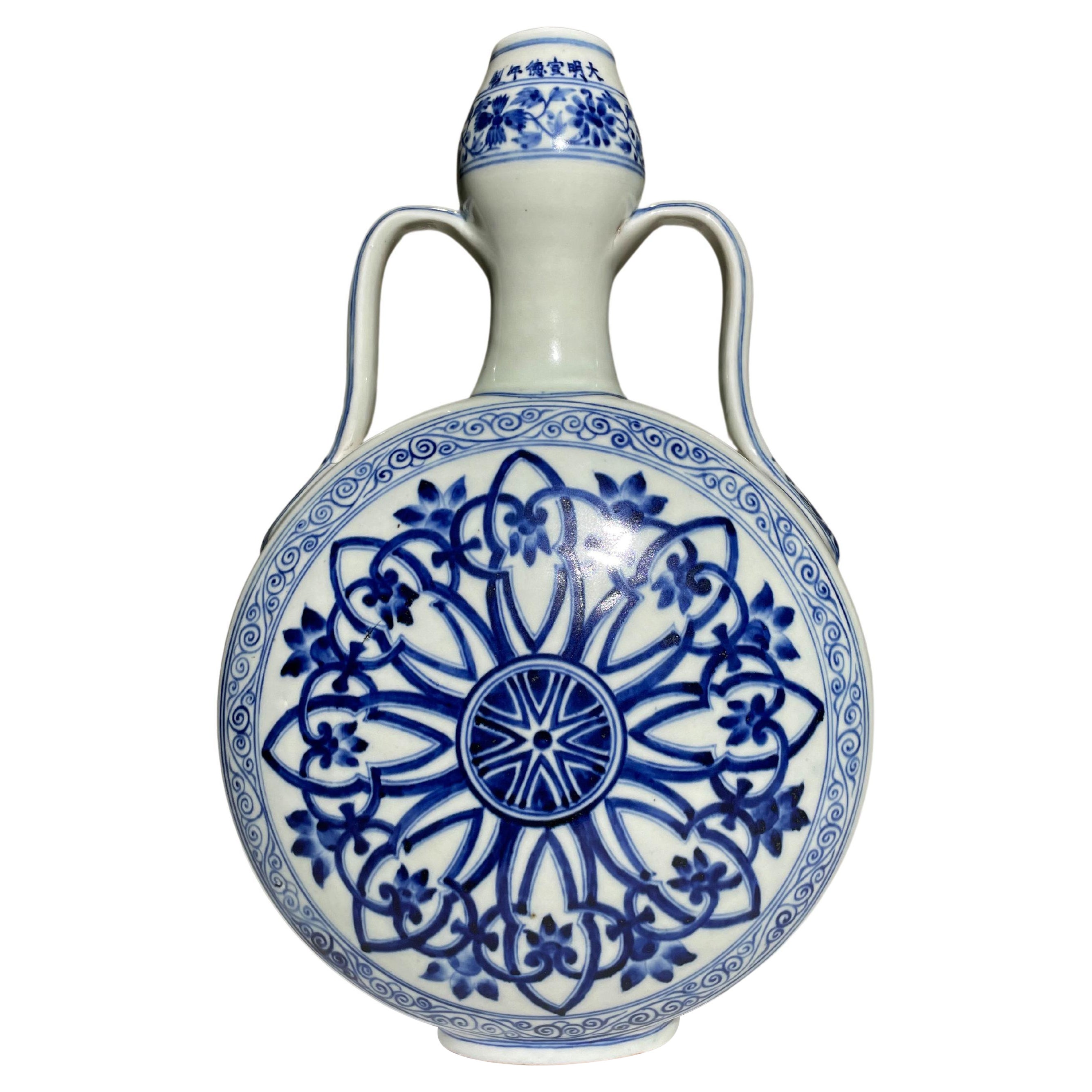 Vase chinois ancien en forme de gourde en porcelaine bleue et blanche, période Ming en vente