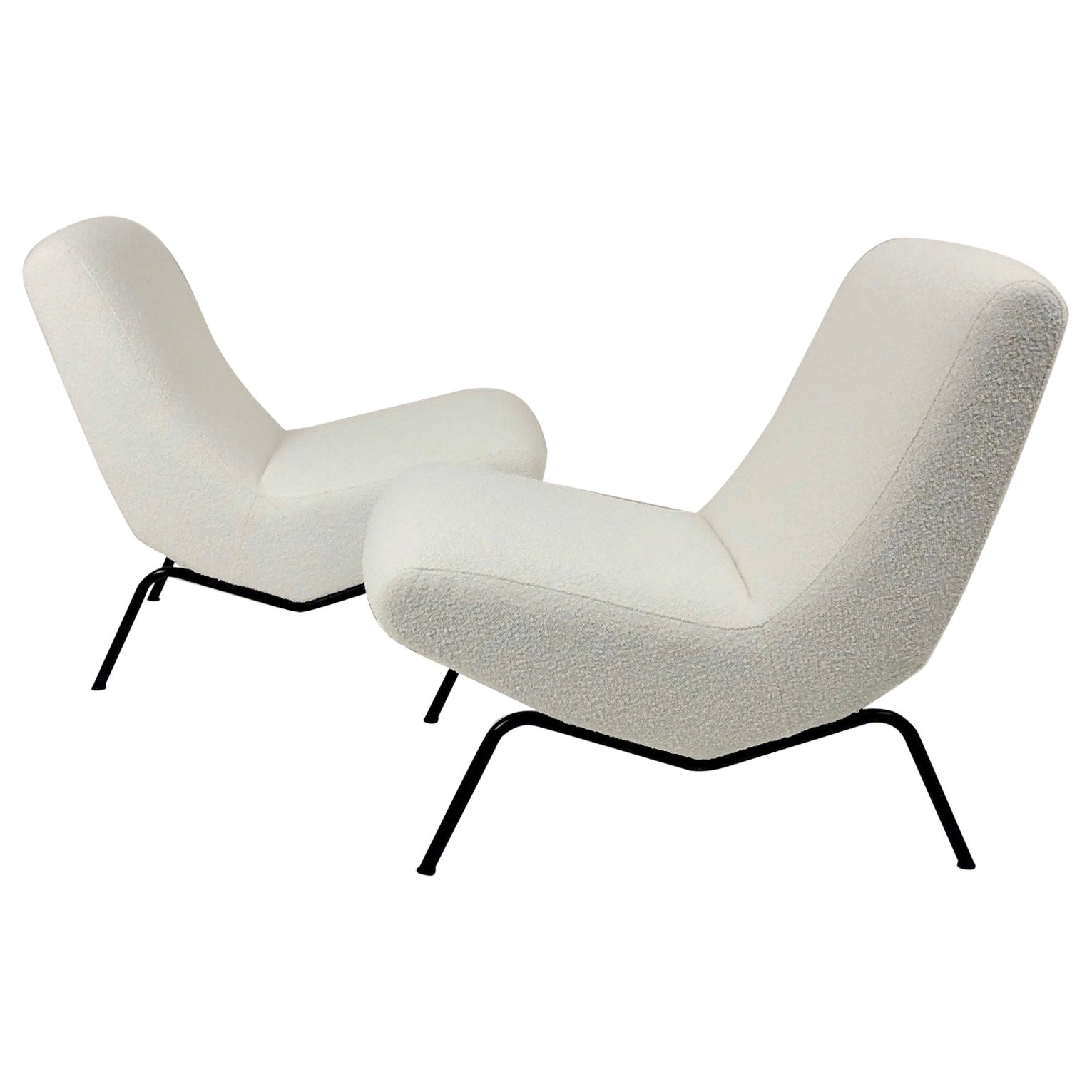 Nice Pierre Paulin pair of lounge chairs, CM194 model for Thonet, circa 1957, France.
Black metal structure, straps and foam.
New upholstery, new white boucle fabric.
Dimensions: 78 cm H, 85 cm D, 63 cm W, seat height: 42 cm.
Bibilography: