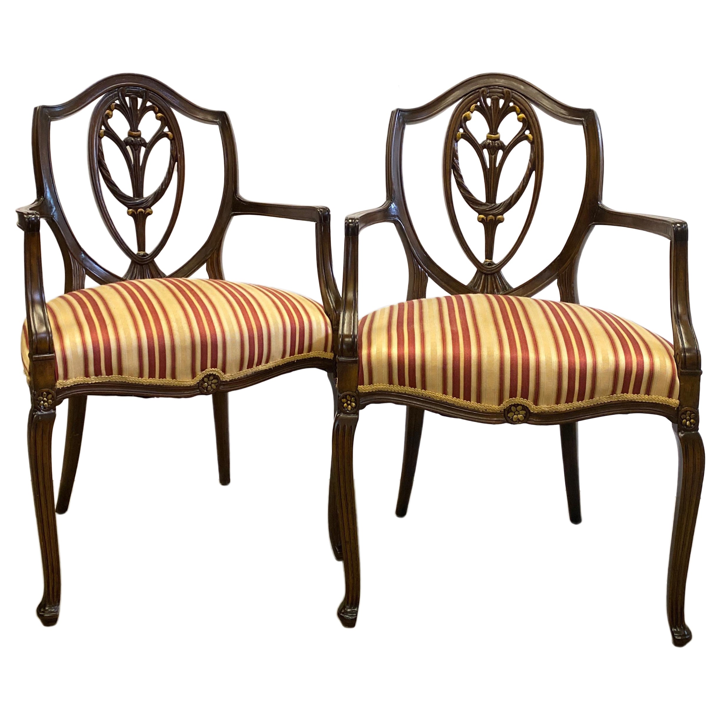 Paar geschnitzte Mahagoni-Hepplewhite-Schildrücken-Sessel um 1900