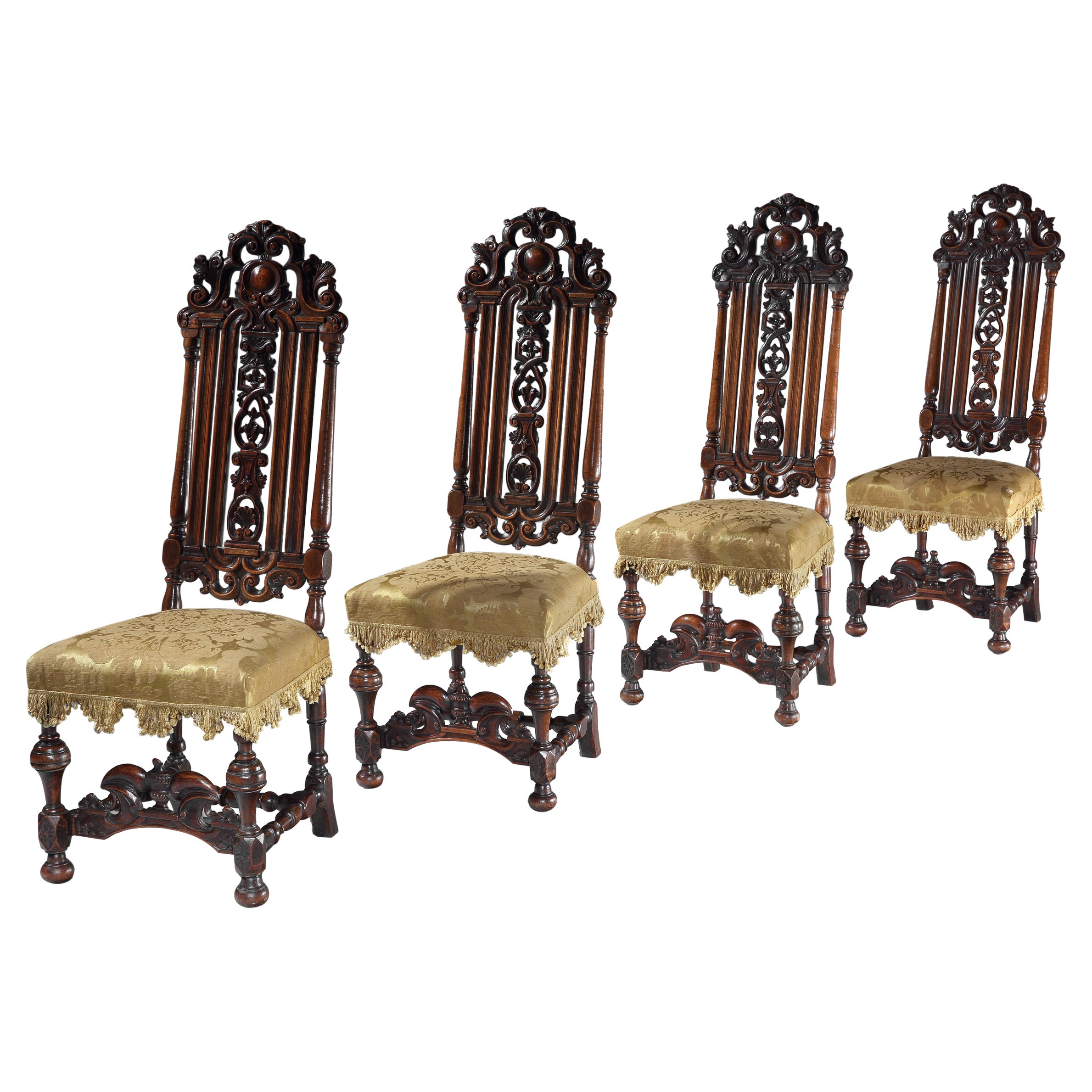 Ensemble de quatre chaises en noyer et marron sculpté, tapissées de damas de soie jaune du 18ème siècle en vente