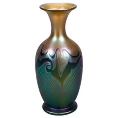 Vase en verre d'art ancien à plumes tirées Quezal signé B364, vers 1920