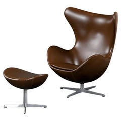 1974 Sedia a uovo e ottomana originale in pelle marrone di Arne Jacobsen per Fritz Hansen